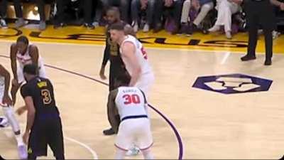 [Highlight] What Lebron thought about to create a quick bucket off of a jump ball. Simple yet smart.