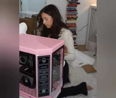 Pokimane PC unboxing - January 2025
