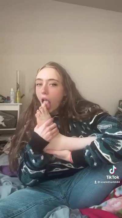 College girl Sucking on her toes 