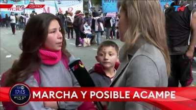 No quiere ir a trabajar porque tiene un plan social y toda la vida trabajo de eso. NO ES JUSTO. Chau muchachos , felicidades.