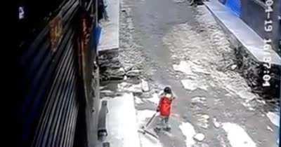 Monkey tries to kidnap girl in China