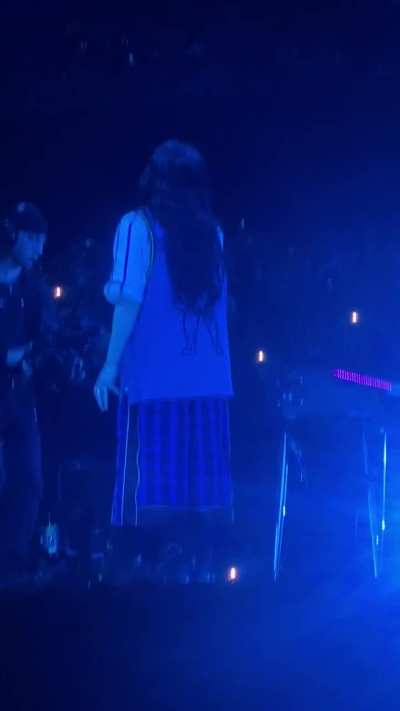 billie and finneas last night preforming “idontwannabeyouanymore” manchester n4 :)