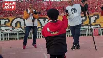 This little guy leading a 30 000 people crowd .