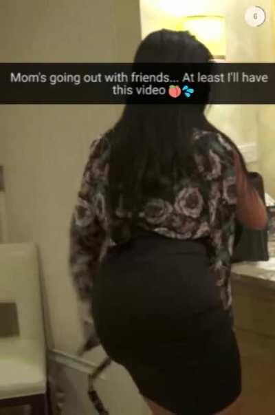 Mom's ass got me like 🤤🤤💦💦