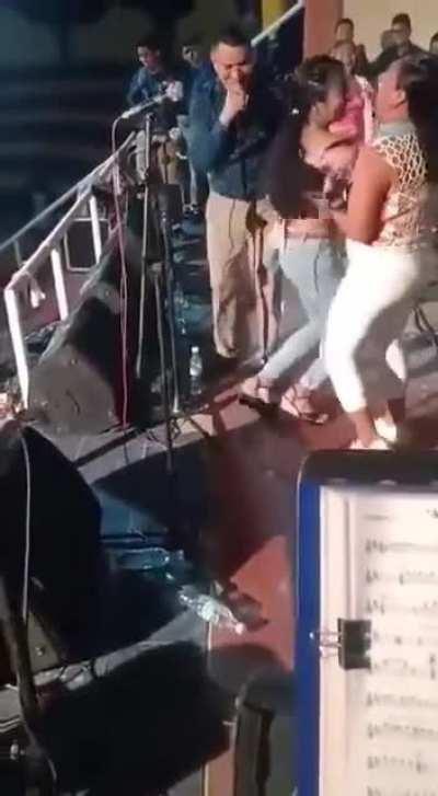 Cuando tu tía intenta el perreo extremo..