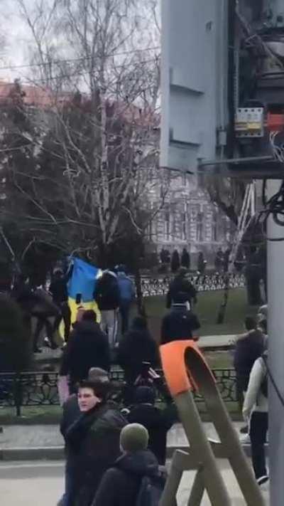 Melitopol people protesting against russian invaders, despite warning shots.