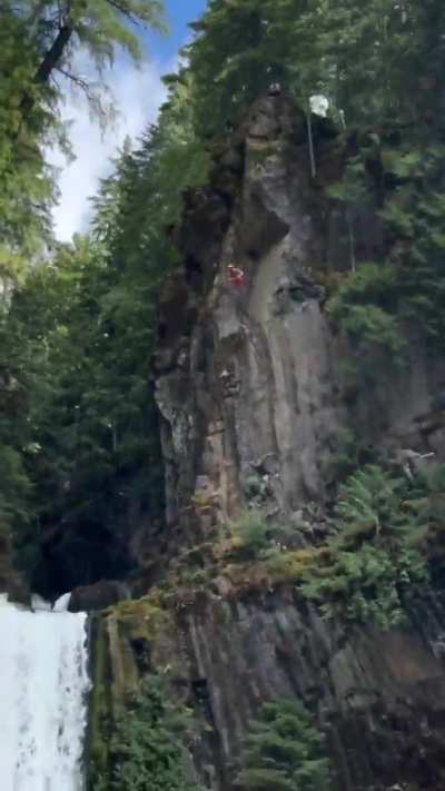 Chucko (Flyingfloou) setting the Døds (death dive) world record - height of 48.7 m / 160 ft 🤯