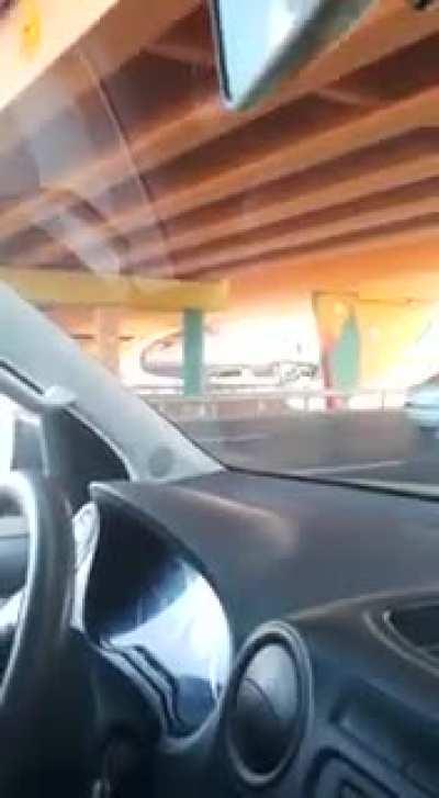 Creo que los avio es no pasan por debajo de los puentes che