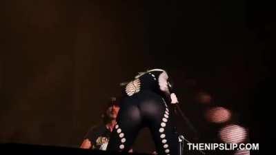 Miley Cyrus Ass-tastic Performance in Bogota!