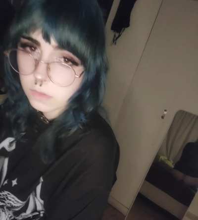 ignore the mirror just look at my face >_<