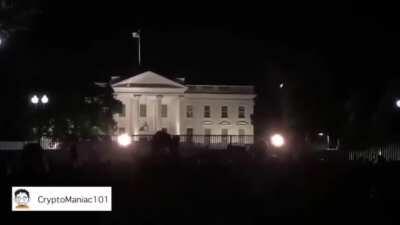 se filtra llamada que avisó a trump de la situación en la casa blanca