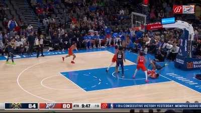 [Highlight] Darius Bazley meets Davon Reed at the summit and blocks his dunk attempt!