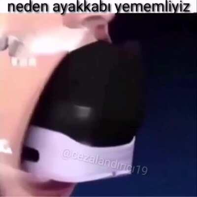 ayak fetişistlerinin Dikkatine ayajkabı yemek çene kaslarına ve sindirim sistemine ağır hasar verir illa yemek istiyorsanız tabanı ve sert yerleri çıkartıp dilimleyerek tüketiniz