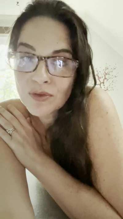 As promised: My 1st Reddit FACE REVEAL☺️PLEASE pay me the respect of keeping it to yourself💜If you want to see my face every day there are links in my pinned posts😘Don’t know how to use sound?Instructions in comments⬇️P.S.This post will self-destruct in 8