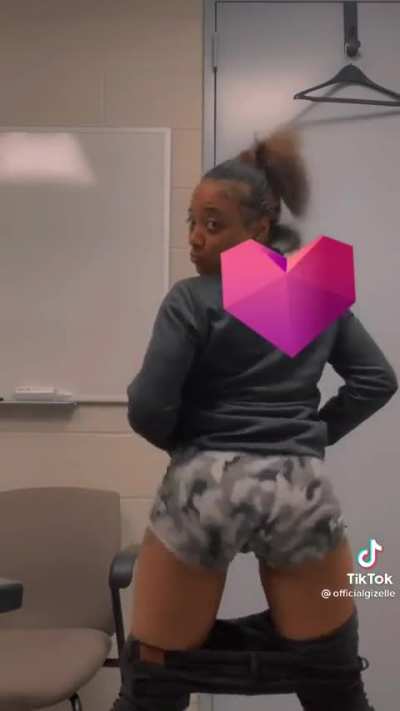 😏 Nice lil jiggly Ass 💦🍑