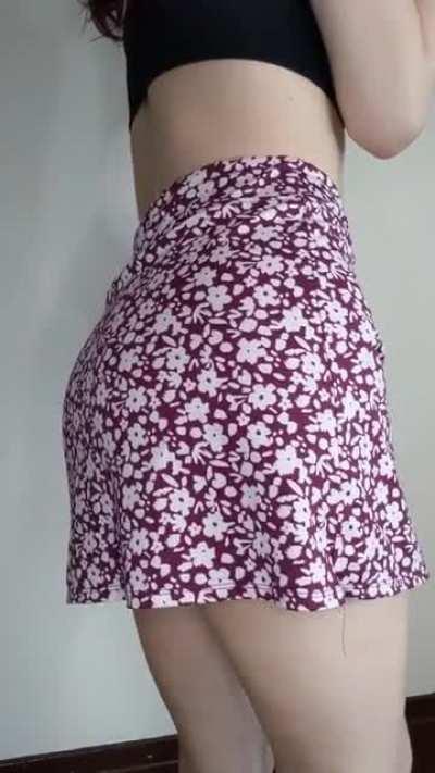 Queen of Farts 👑 hehe Here is a shirt clip to watch the full clips My OF will be linked below in the comments ↙️💦