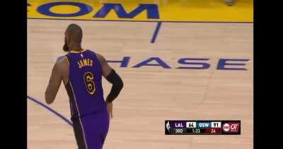 [Highlight] Lebron gets together with Draymond to talk while Iguodala makes some interesting hand gestures