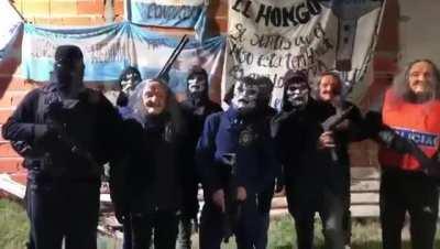 Un grupo de enmascarados armados que dicen responder al líder sindical Juan Pablo “Pata” Medina grabó este video amenazando de muerte a funcionarios judiciales. Medina fue citado a declarar para este jueves por volver a la actividad gremial. Podria ser de