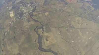 Парень потерял сознание после прыжка с самолета до открытия парашюта, напарник быстро понял ситуацию догнал его в свободном падении и открыл его парашют.