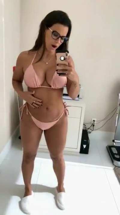 Carol Dias, tá virando uma Milf das boas.