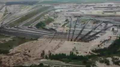 Due to flash floods in Germany, the river Inde broke it's artificial detour, carved a canyon and flooded an open pit excavation site (15.07.2021)