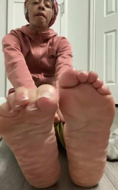 Spitty Feet Loverâs! Dirty Sock Loverâs! Donât you want to smell my feet after a long, hard day? ð¦¶ð½ðð½ FULL VIDEO JUST POSTED TO MY FANSLY 3+ Mins ð«¶ð½ð