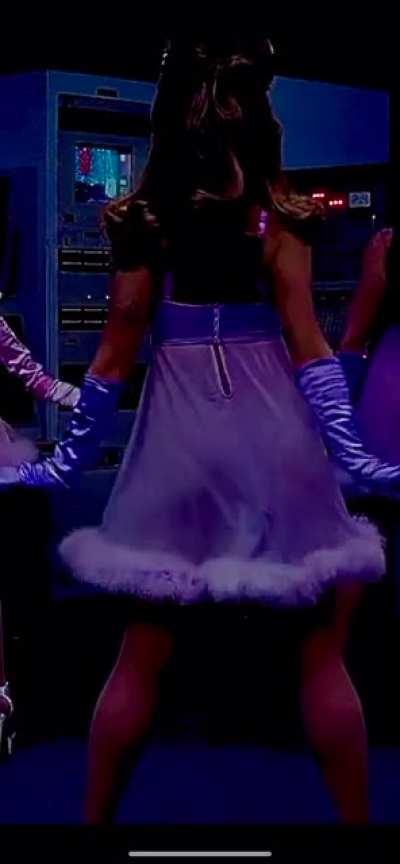 Look at that ass. Would love to 34+35 with her.