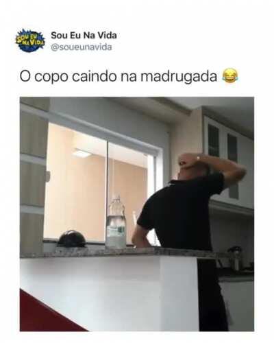O copo caindo na madrugada. @soueunavida