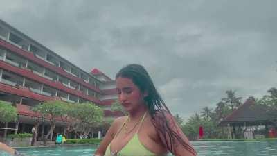 Shubhna Agarwal IG live - she jiggled those melons hard 💥💦.