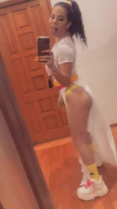 moviendo esas ricas nalgas