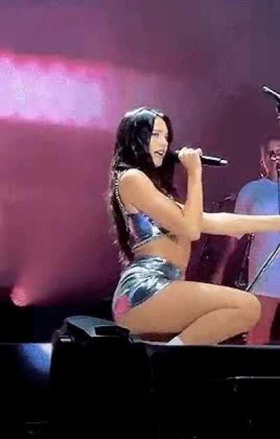 Dua Lipa is so sexy she drives me crazy