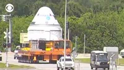 Starliner window cover falls off on way to VAB