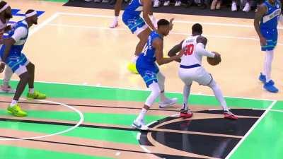 [Highlight] Giannis pokes the ball away from Randle in one side and then nails the dunk in transition in the other!