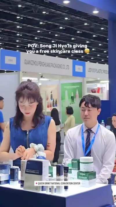 송지효 is in Thailand today for an event~