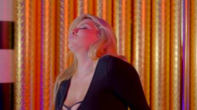 Watch Romi Rain answer true or false questions at the fabulous Museum of sex while riding the Motorbunny BUCK!