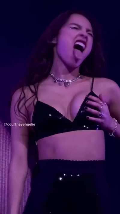 I'll never get tired of Olivia Rodrigo grabbing her tits 