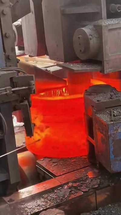 Hot rolling a metal ring