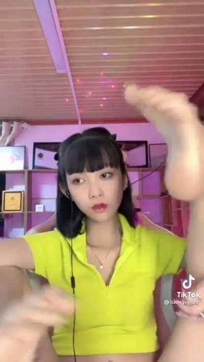 Talented feet imagine the FJ 😩💦