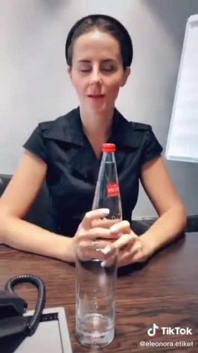 А как открываешь бутылку ты?