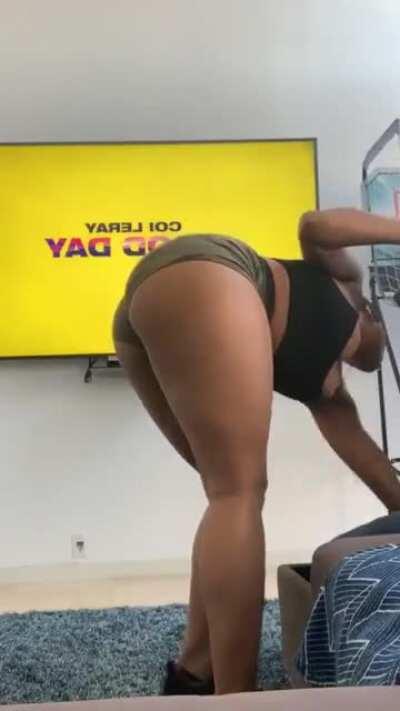 These two are truly truly blessed..... I wo der what mons look like 🍑🍑🍑