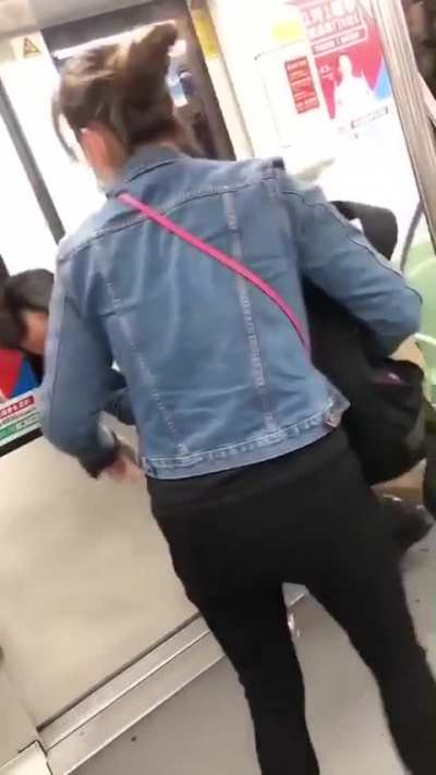 地铁一幕，黑衣男鼻子出血了，光头不用手，莫非传说中铁头功