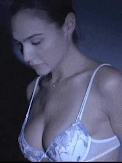 Gal Gadot wants to give all of her cucks a present | She is giving 60 seconds to worship her and allowing you to for fer but only on one condition that you have to eat your cum afterwards