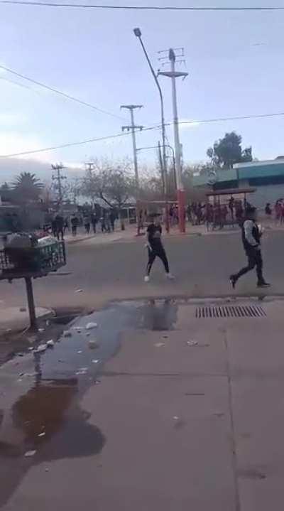 Saqueadores en Mendoza intentan entrar a una vivienda particular y robar a sus ocupantes. ¿Para qué pagamos impuestos si el Estado no te da seguridad?