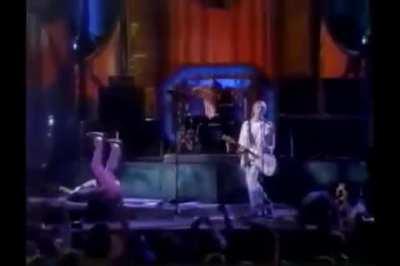 The sensational bass toss by Krist Novoselic