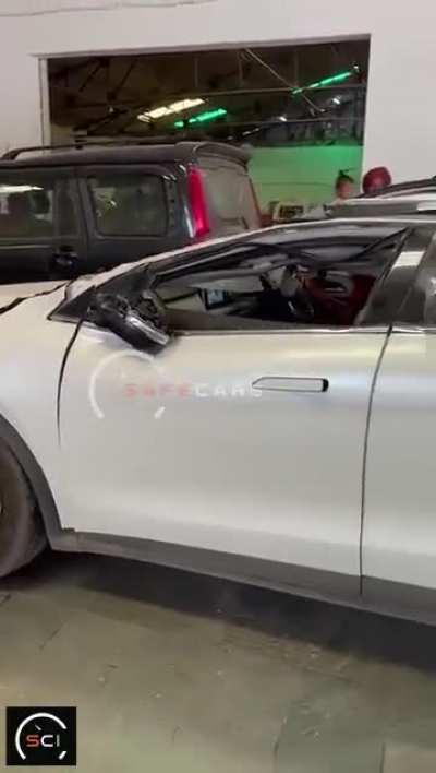 Container flips over XUV 700 , passengers are said to be safe with minor inquiries