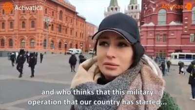 A woman gets detained at an anti-war protest in Moscow for holding a sign that says 'two words'. Then, a woman comes up to say she supports the war... and gets detained too. (Source: Activatica)