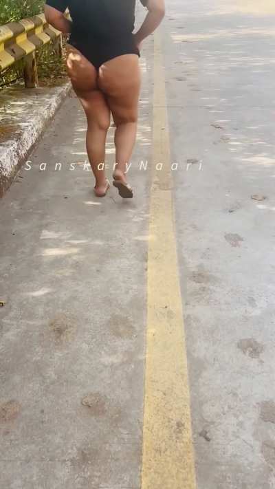 Caution: Wide load ahead… and it jiggles. 🍑🚧