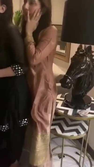 TURN ON AUDIO🔥🥰 Checkout Ahead of Ind Vs Pak Match 😁 Pakistani Actress Caught in Action 🤳 Changing in Bedroom, Kissing 🎉Pic's & 4 Video's 🥰🔥