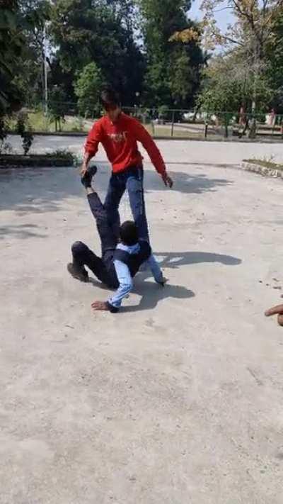 skooli chattro me ladki ke peeche ladai, Average Ujjaini kids 🙂