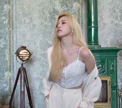 201221 - Stunning Mina